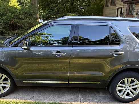 Used 2018 Ford Explorer XLT w/ Equipment Group 201A AWD/4WD image 5
