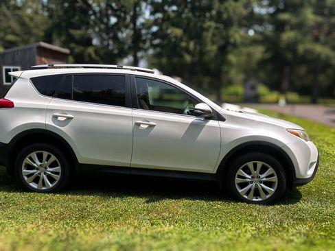 Used 2014 Toyota RAV4 Limited w/ Technology Package AWD/4WD image 4