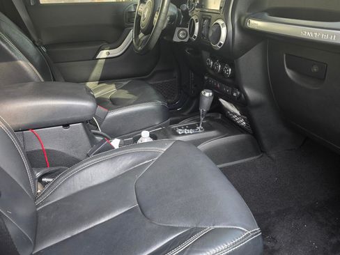 Used 2017 Jeep Wrangler Unlimited Sahara w/ Max Tow Package AWD/4WD image 8