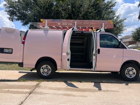 Used 2022 Chevrolet Express 2500 RWD image 2