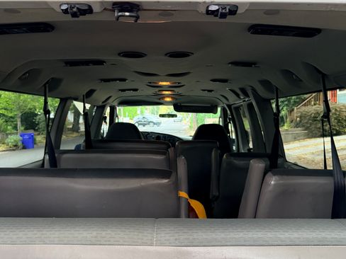 Used 2006 Ford E-350 and Econoline 350 XLT RWD image 1