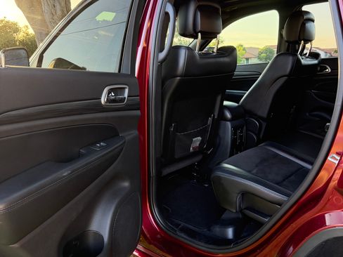 Used 2019 Jeep Grand Cherokee Altitude AWD/4WD image 12