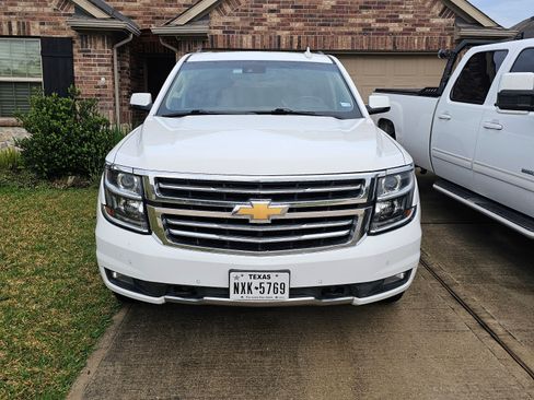 Used 2018 Chevrolet Suburban LT image 2