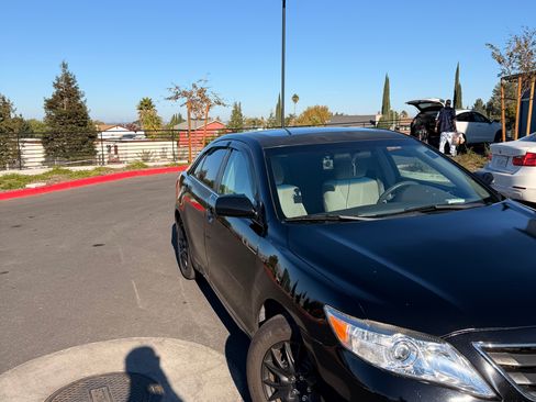 Used 2011 Toyota Camry LE image 2