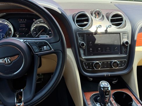 Used 2019 Bentley Bentayga AWD/4WD image 21