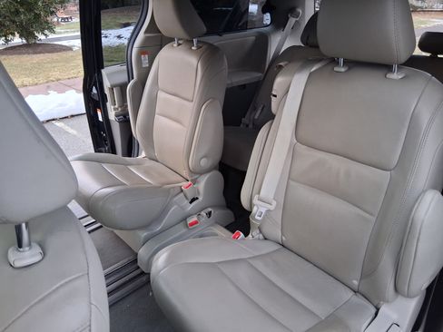 Used 2020 Toyota Sienna XLE image 6