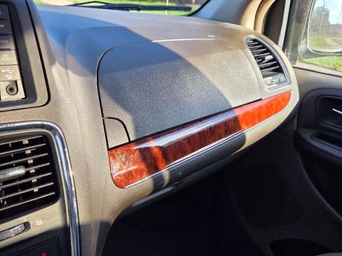 Used 2016 Chrysler Town & Country Touring w/ Driver Convenience Group image 14