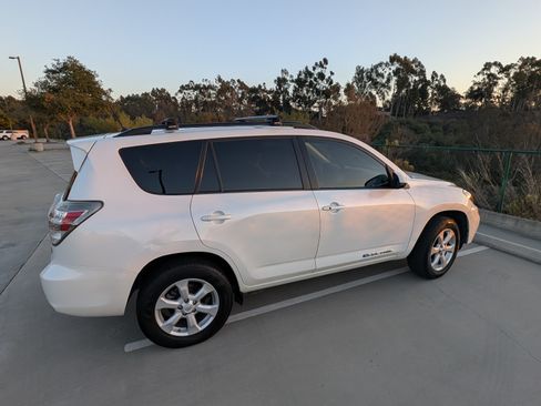 Used 2014 Toyota RAV4 EV image 16