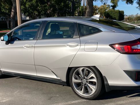 Used 2018 Honda Clarity Plug-In Hybrid image 2