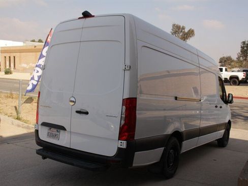 Used 2021 Freightliner Sprinter 2500 image 14