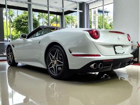Used 2016 Ferrari California T image 11