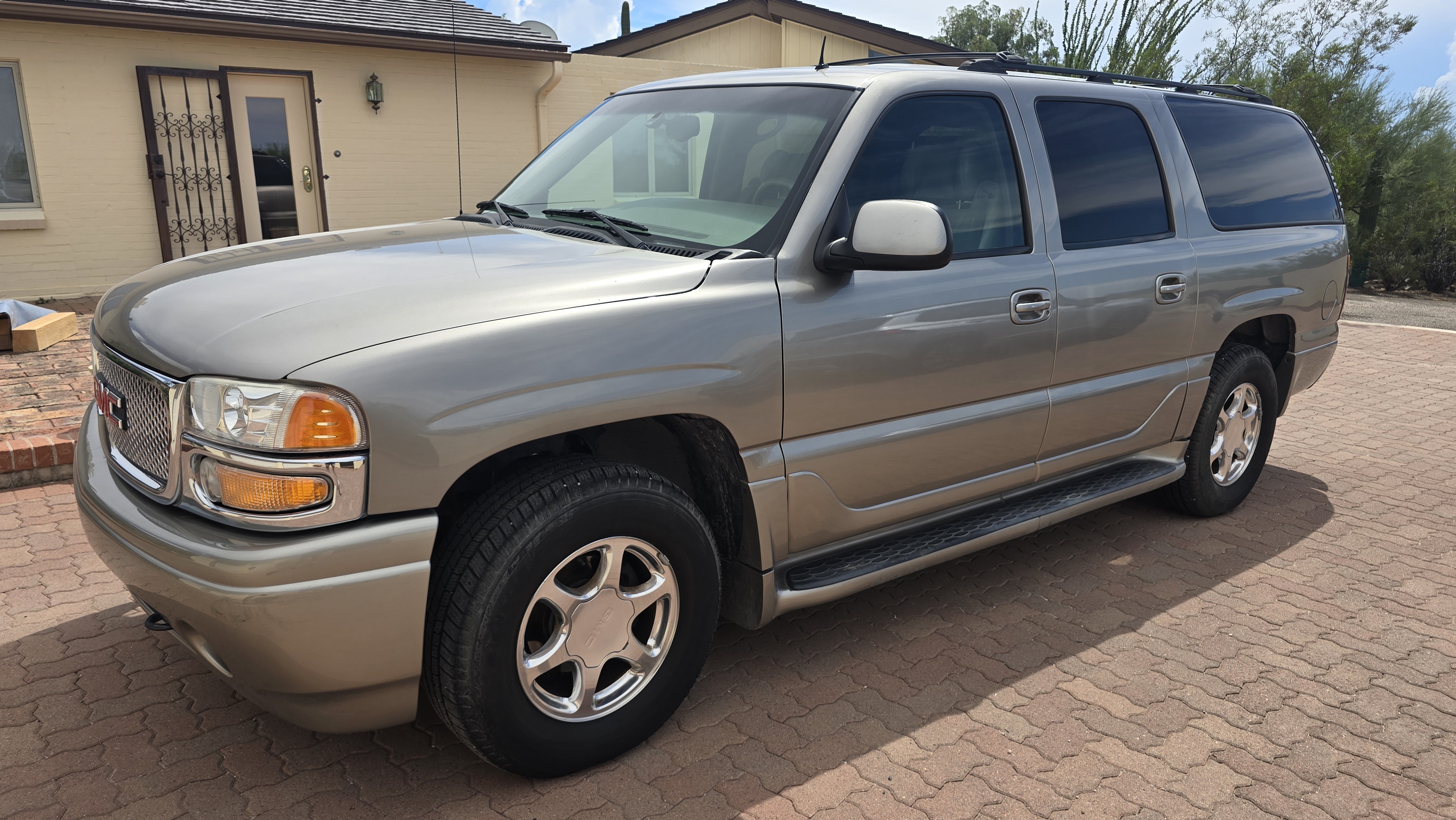 Used 2002 GMC Yukon XL Denali AWD/4WD image 1