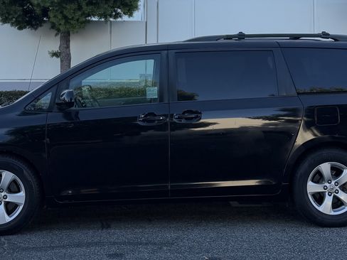 Used 2012 Toyota Sienna LE w/ Towing Pkg FWD image 6