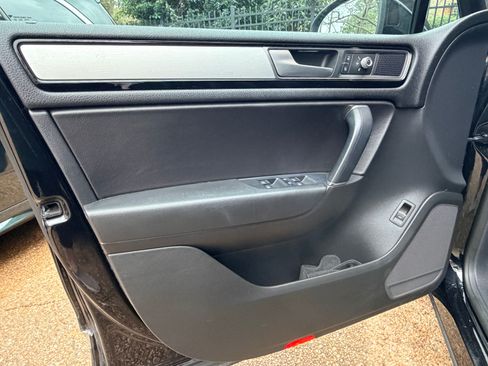 Used 2017 Volkswagen Touareg Wolfsburg Edition image 30