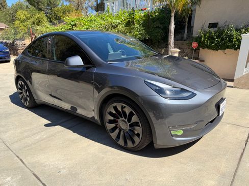 Used 2023 Tesla Model Y Performance AWD/4WD image 2