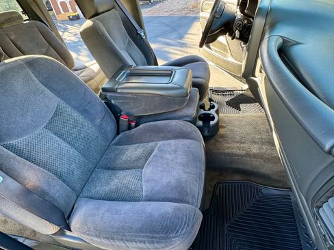 Used 2006 Chevrolet Silverado 2500 LT w/ Heavy-Duty Power Package image 12