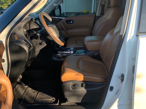 Used 2016 INFINITI QX80 4WD w/ Signature Edition Package image 6