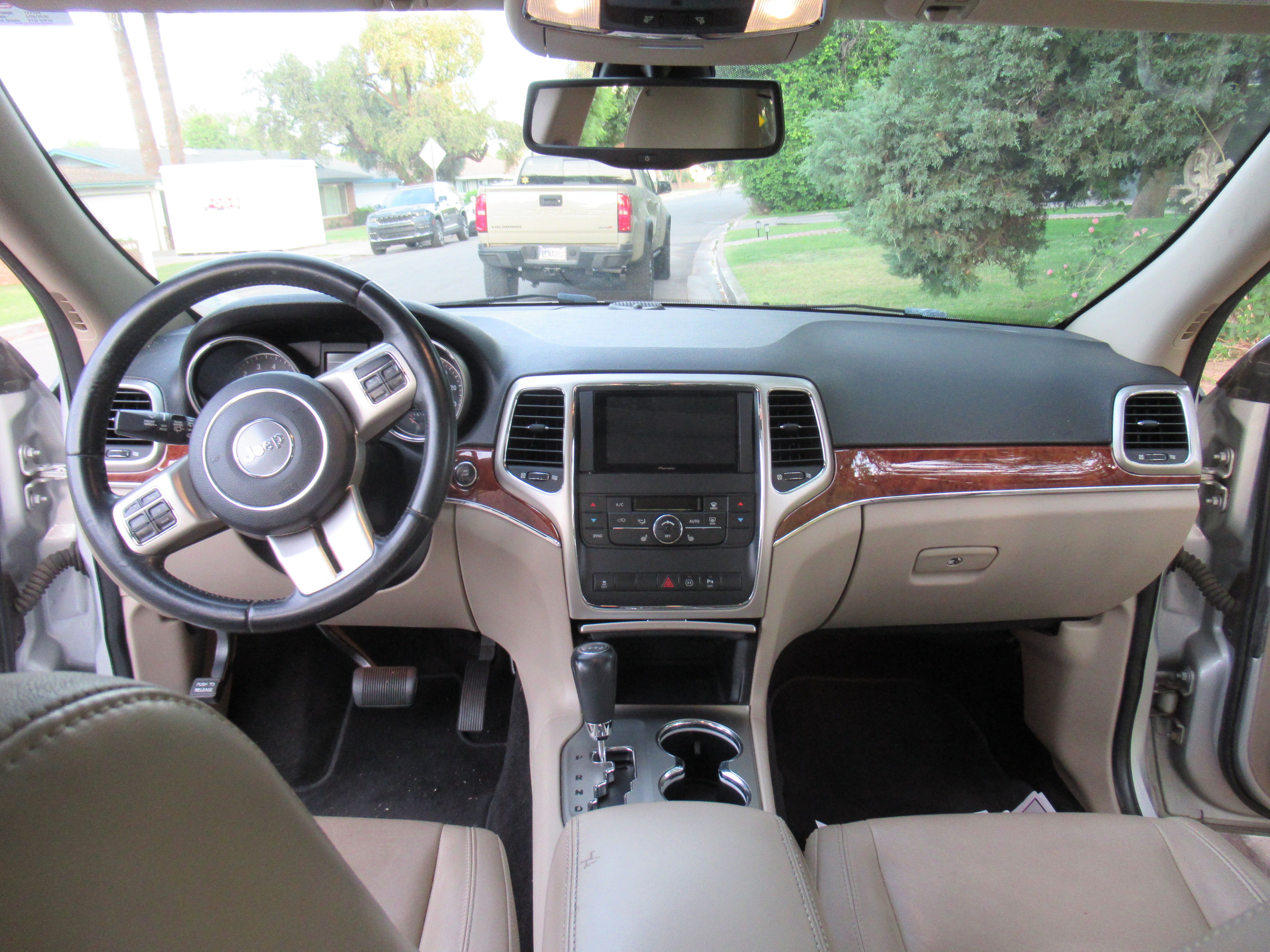 Used 2011 Jeep Grand Cherokee Limited AWD/4WD image 9