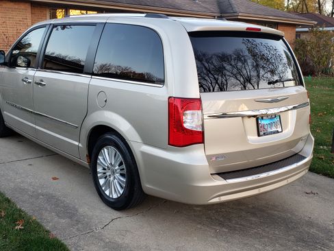 Used 2012 Chrysler Town & Country Limited w/ Luxury Group image 5