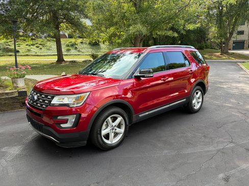 Used 2016 Ford Explorer XLT w/ Equipment Group 202A AWD/4WD image 1
