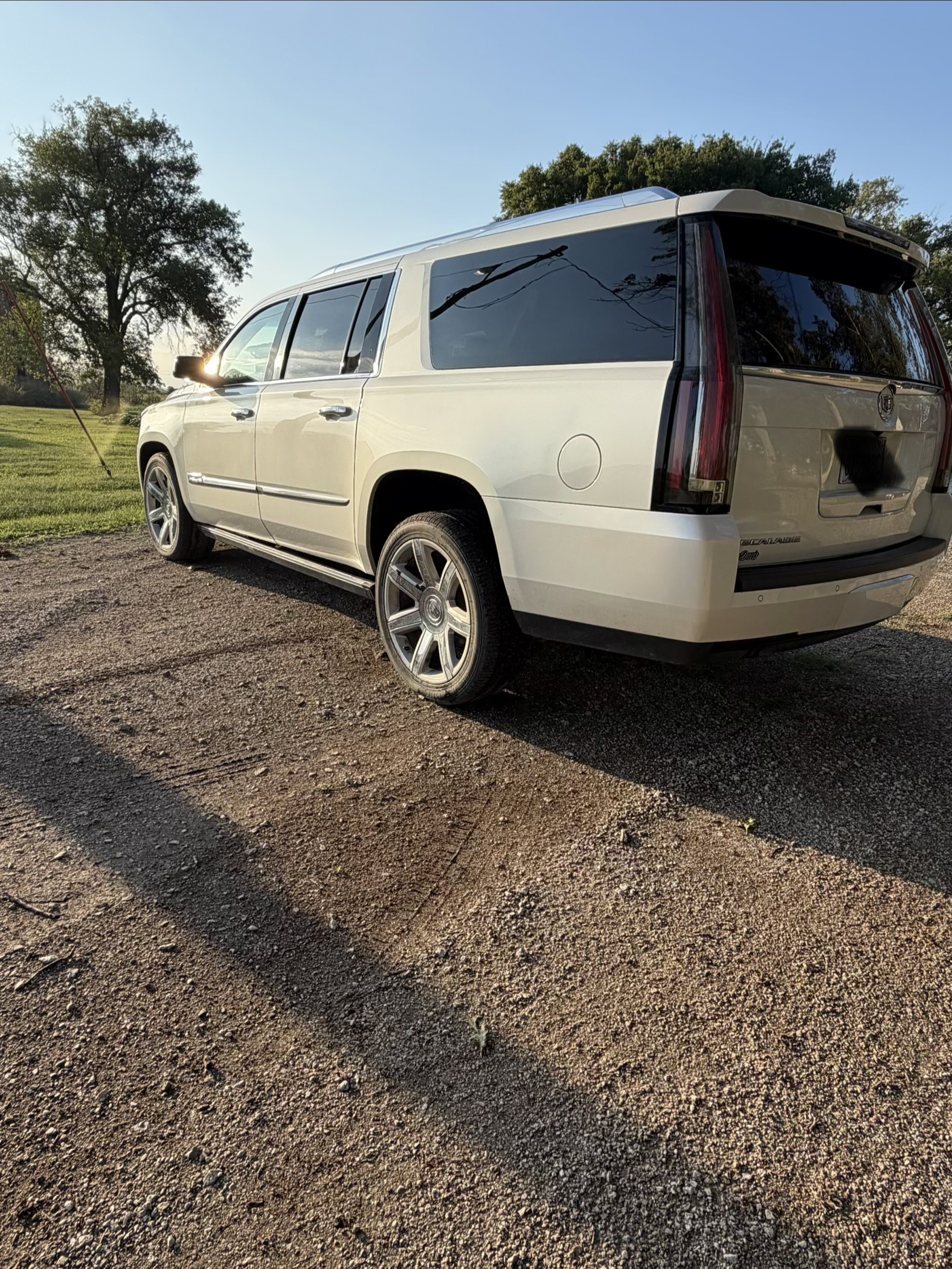 Used 2015 Cadillac Escalade ESV Premium AWD/4WD image 2