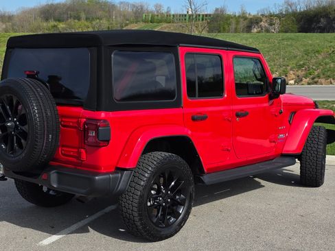 Used 2021 Jeep Wrangler Unlimited Sahara w/ Cold Weather Group image 17