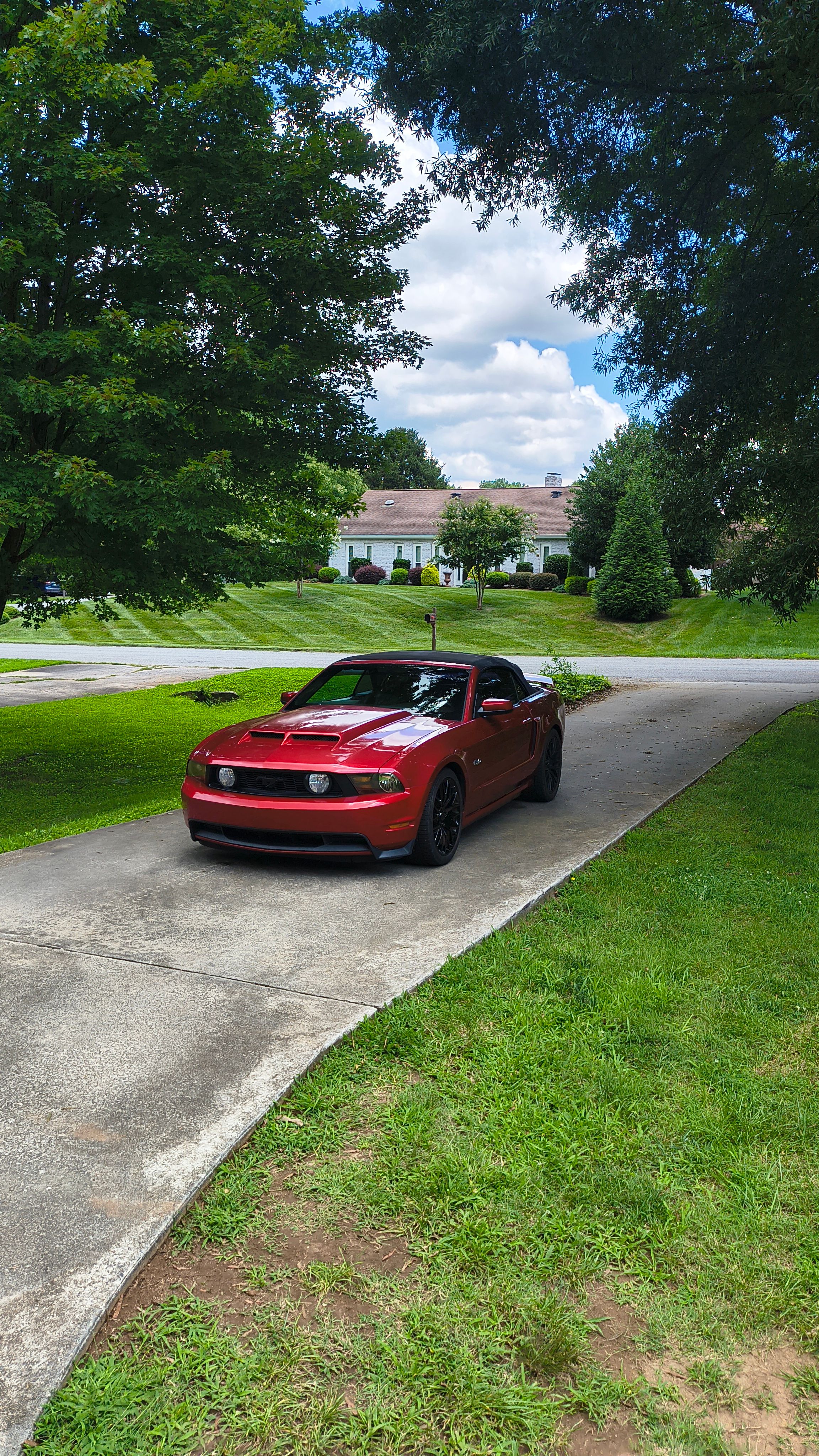 Used 2011 Ford Mustang GT Premium RWD image 2