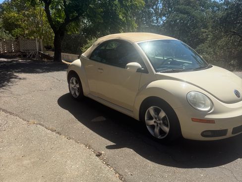 Used 2006 Volkswagen Beetle Convertible w/ Package 2 FWD image 6