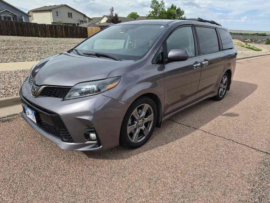 Used 2020 Toyota Sienna SE FWD image 1
