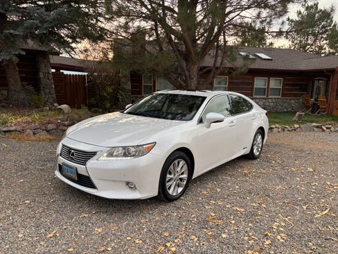 Used 2015 Lexus ES 300h image 1