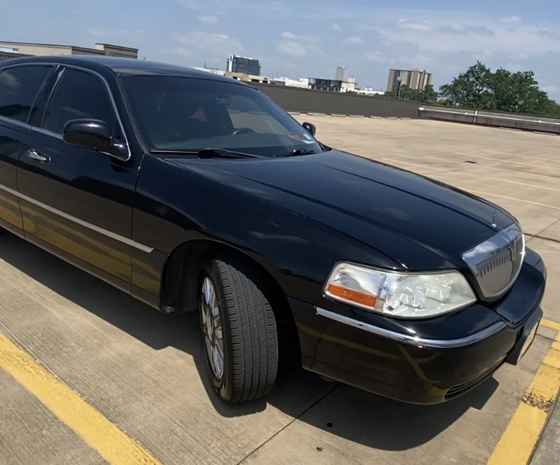 Used 2011 Lincoln Town Car Signature Limited RWD image 23