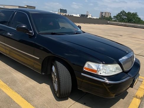 Used 2011 Lincoln Town Car Signature Limited image 23