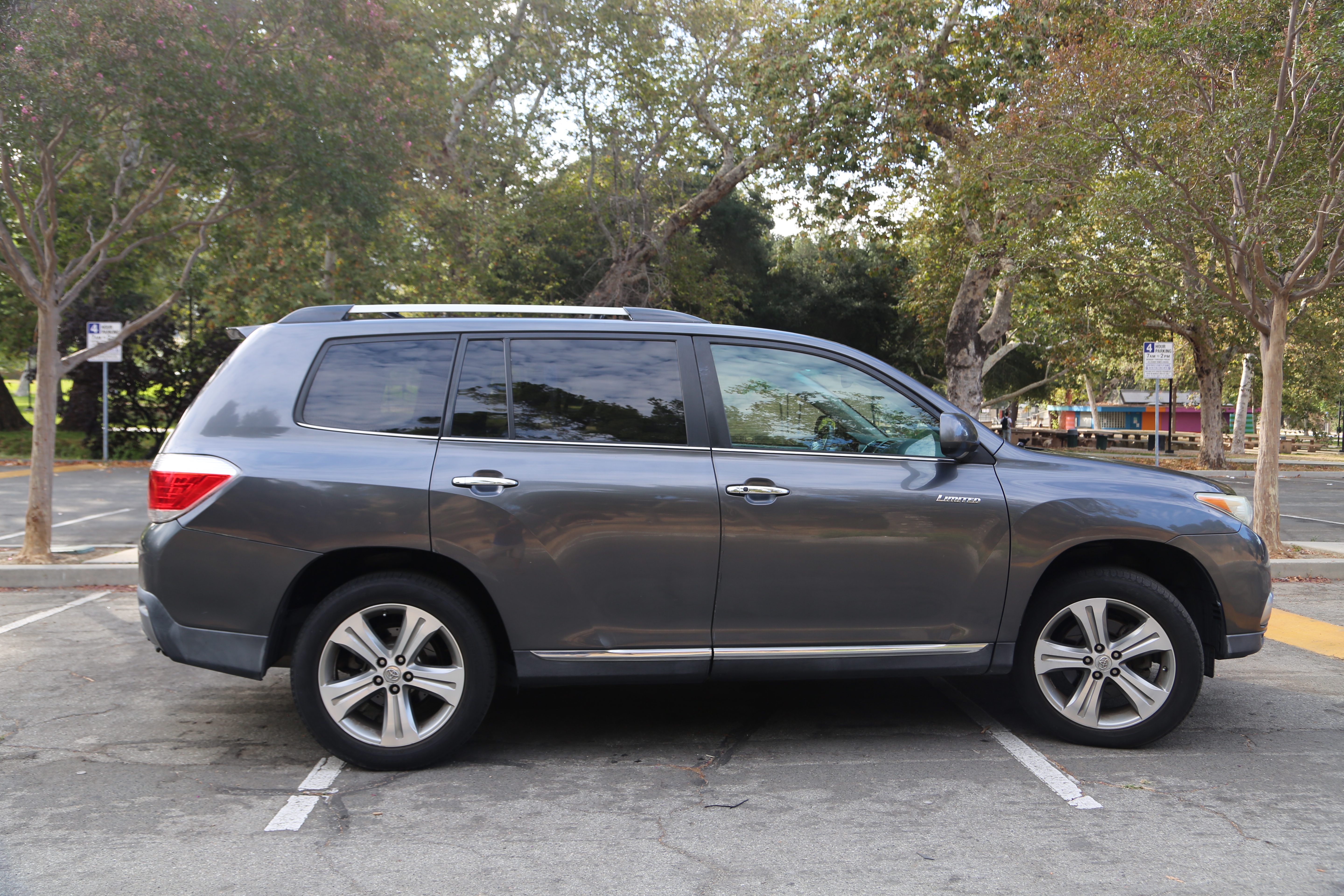 Used 2011 Toyota Highlander Limited w/ Tow Pkg FWD image 9