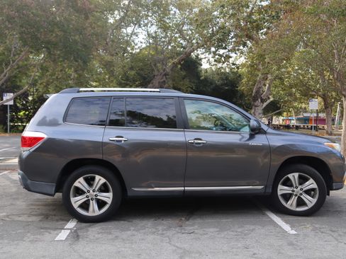 Used 2011 Toyota Highlander Limited w/ Tow Pkg FWD image 9