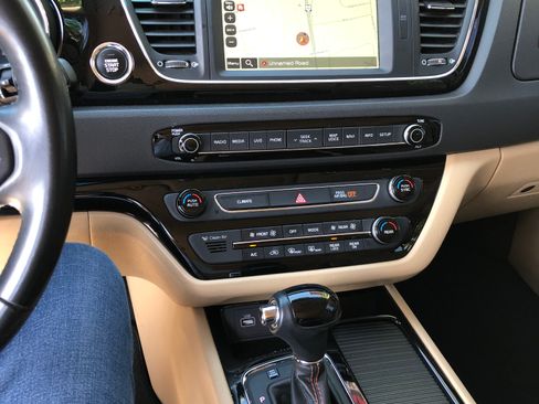 Used 2016 Kia Sedona SX FWD image 9