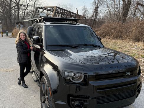 Used 2025 Land Rover Defender 110 X-Dynamic SE image 1