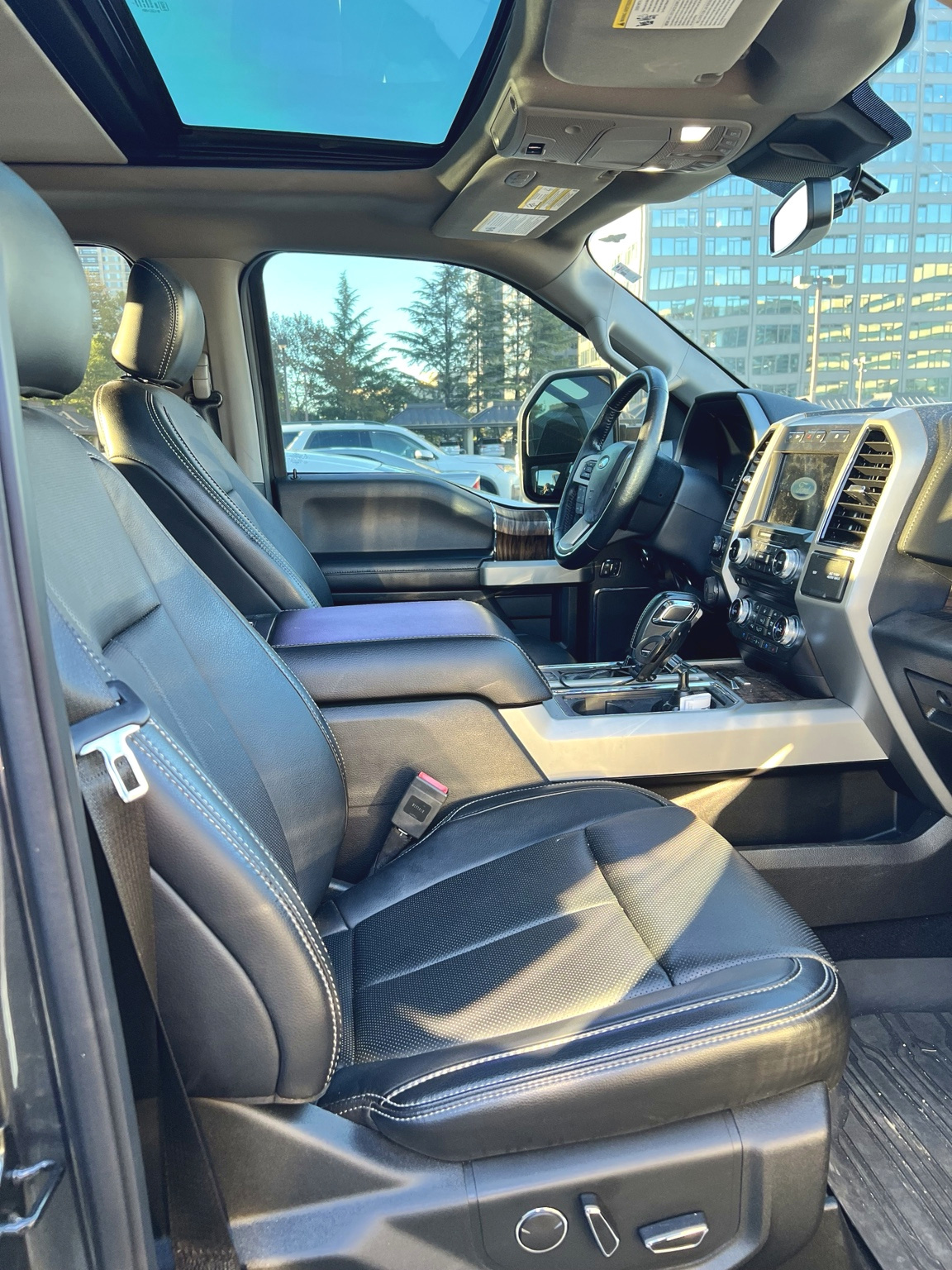 Used 2018 Ford F150 Lariat w/ Equipment Group 502A Luxury AWD/4WD image 11