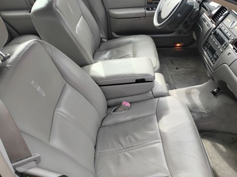 Used 2009 Lincoln Town Car Signature Limited image 8