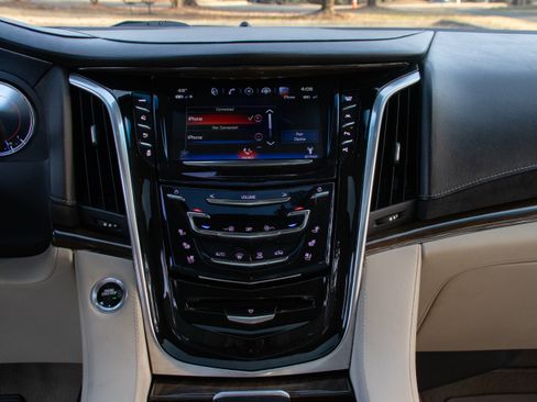 Used 2020 Cadillac Escalade Luxury image 11