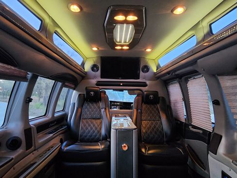 Used 2018 Chevrolet Express 2500 Extended Van 3D w/ Enhanced Convenience Package image 10