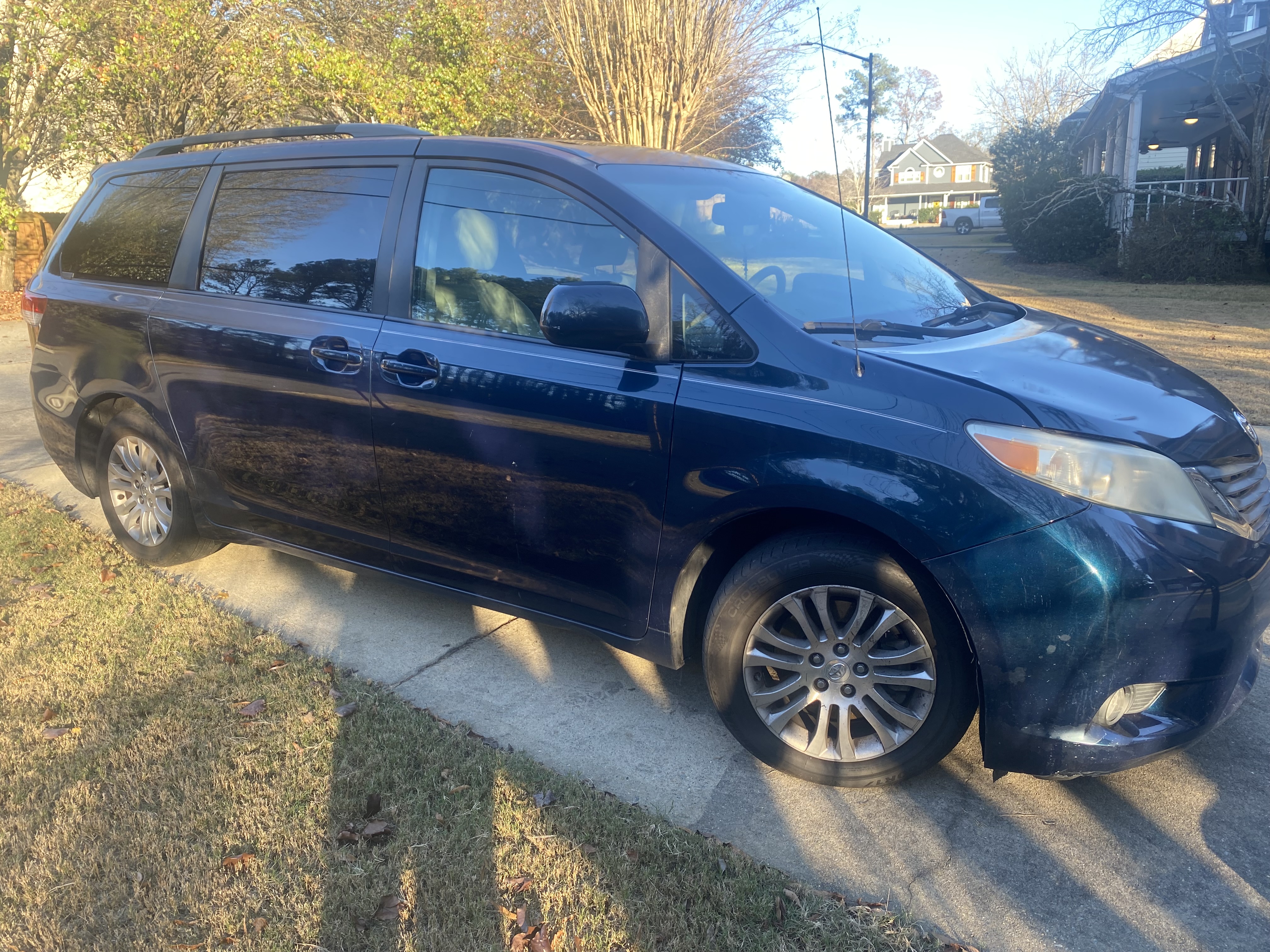 Used 2011 Toyota Sienna XLE FWD image 2