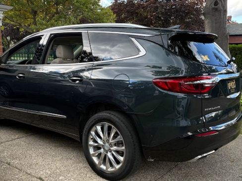 Used 2021 Buick Enclave Essence image 8