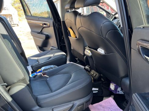 Used 2024 Toyota Highlander Platinum image 8