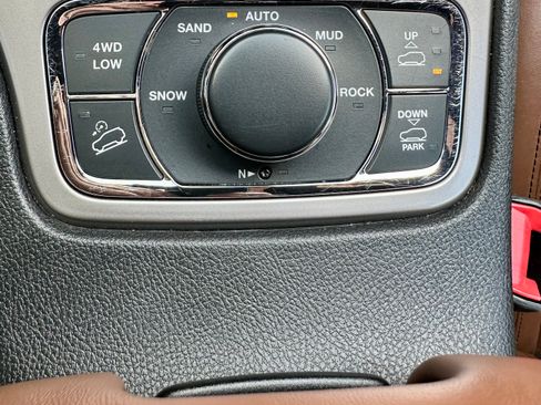 Used 2021 Jeep Grand Cherokee Overland AWD/4WD image 14