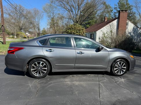 Used 2016 Nissan Altima 2.5 SV image 9