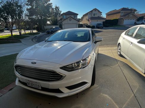 Used 2017 Ford Fusion SE image 2