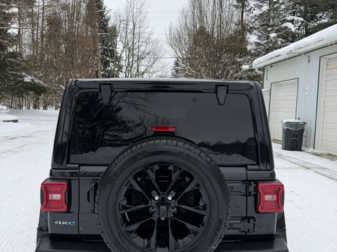 Used 2024 Jeep Wrangler Unlimited Sahara w/ Safety Group image 11