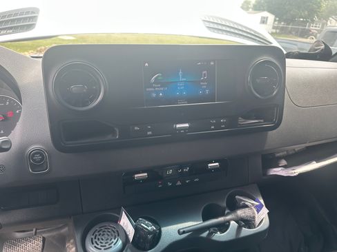 Used 2024 Mercedes-Benz Sprinter 2500 image 9