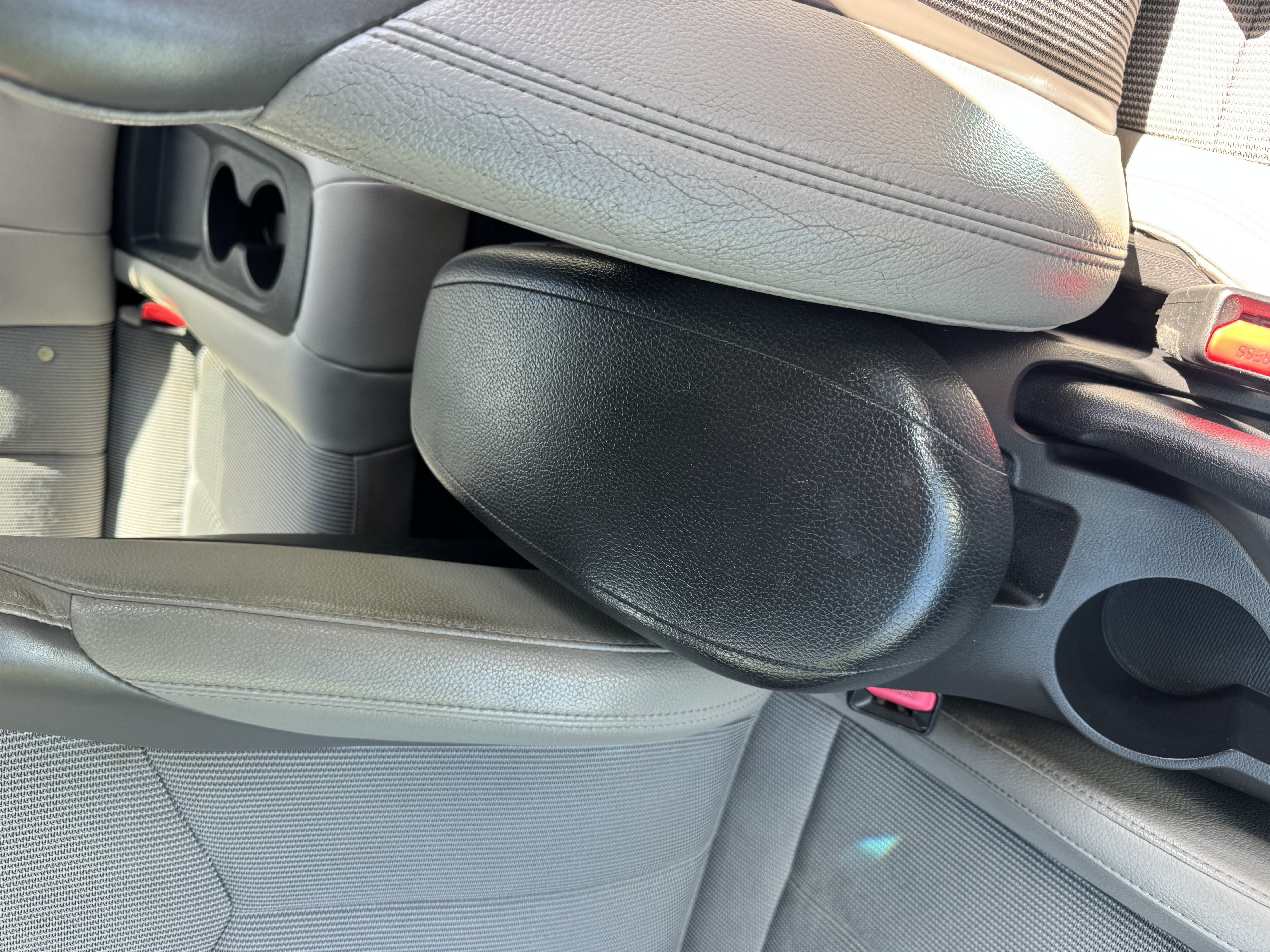 Used 2013 Hyundai Veloster w/ Style Pkg FWD image 16