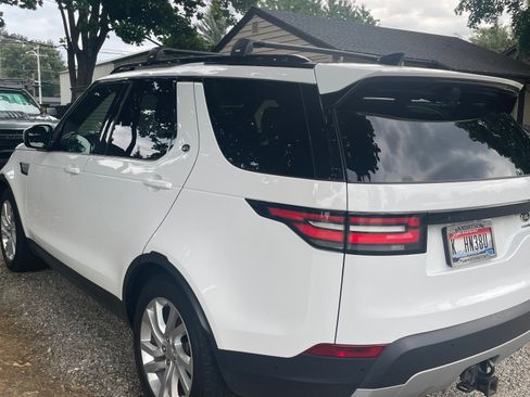 Used 2020 Land Rover Discovery HSE image 2